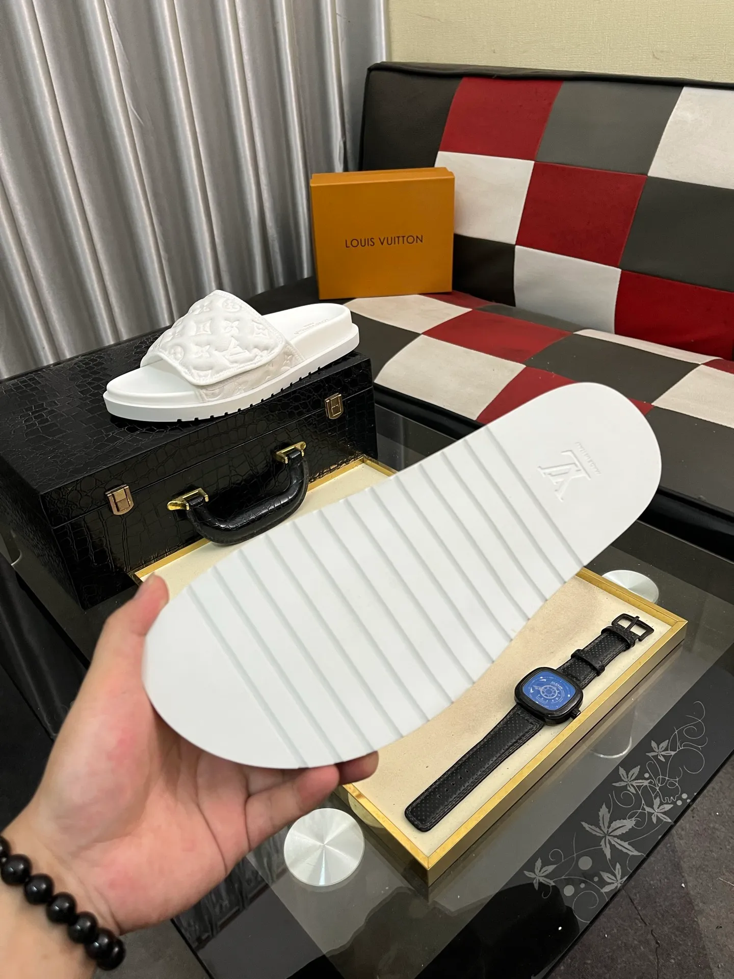 Men's men's shoes💰320⌚️⌚️[Louis Vuitton LV slippers] (high-end cowhide) counter 1:1 fashion style summer must-have! The designer used LV’s iconic outsole. The original simple slippers instantly become fashionable! The upper is made of flexible special cowhide leather straps alternately, and the workmanship is exquisite! A must-have for stylish men in summer, size 38-44